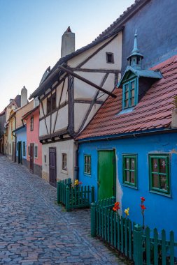Prag Şatosu 'ndaki altın şeritten gün batımı manzarası, Çek Cumhuriyeti.