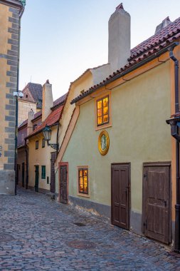 Prag Şatosu 'ndaki altın şeritten gün batımı manzarası, Çek Cumhuriyeti.
