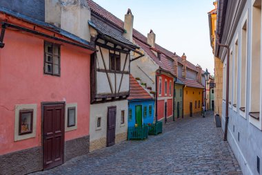 Prag Şatosu 'ndaki altın şeritten gün batımı manzarası, Çek Cumhuriyeti.
