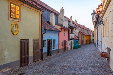 Prag Şatosu 'ndaki altın şeritten gün batımı manzarası, Çek Cumhuriyeti.