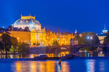 Ulusal Tiyatro, Prag, Çek Cumhuriyeti 'nin günbatımı manzarası.