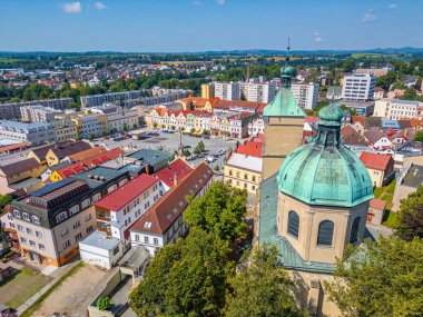 Havlickuv Brod 'un Panorama görüşü ve Bakire Meryem' in Varsayımı Kilisesi, Çek Cumhuriyeti.