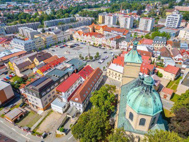 Havlickuv Brod 'un Panorama görüşü ve Bakire Meryem' in Varsayımı Kilisesi, Çek Cumhuriyeti.