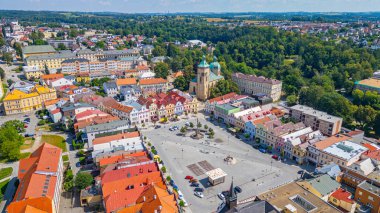 Havlickuv Brod 'un Panorama görüşü ve Bakire Meryem' in Varsayımı Kilisesi, Çek Cumhuriyeti.
