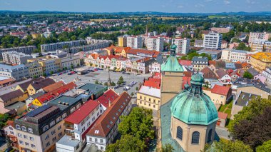 Havlickuv Brod 'un Panorama görüşü ve Bakire Meryem' in Varsayımı Kilisesi, Çek Cumhuriyeti.
