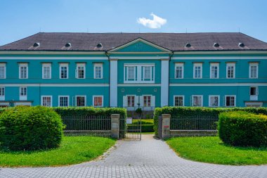 Dacice kalesi güneşli bir günde izlendi, Çek Cumhuriyeti. Görüntü