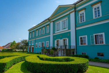 Dacice kalesi güneşli bir günde izlendi, Çek Cumhuriyeti. Görüntü