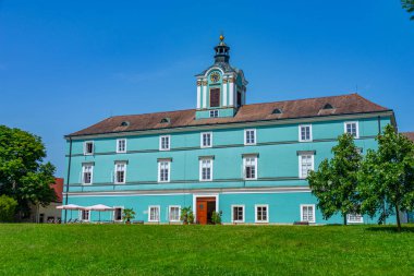 Dacice kalesi güneşli bir günde izlendi, Çek Cumhuriyeti. Görüntü