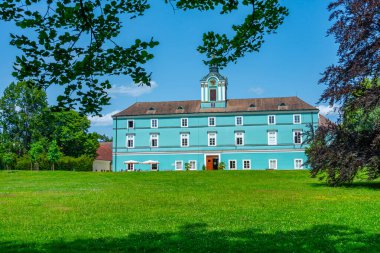 Dacice kalesi güneşli bir günde izlendi, Çek Cumhuriyeti. Görüntü