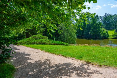 Güneşli bir günde Dacice Kalesi 'ne park edin. Çek Cumhuriyeti.