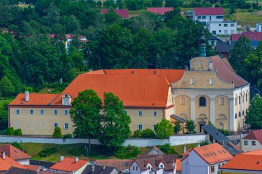 Çek Cumhuriyeti 'nin Dacice kentinde Padua' lı Aziz Anthony Kilisesi ile birlikte Karmelitler Manastırı.