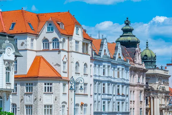 Çek Cumhuriyeti 'nin eski Brno kentinde renkli bir cadde.