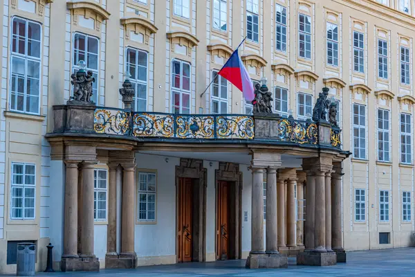 Çek Cumhuriyeti 'nde Prag Kalesi' nin üçüncü avlusunun gün batımı manzarası.