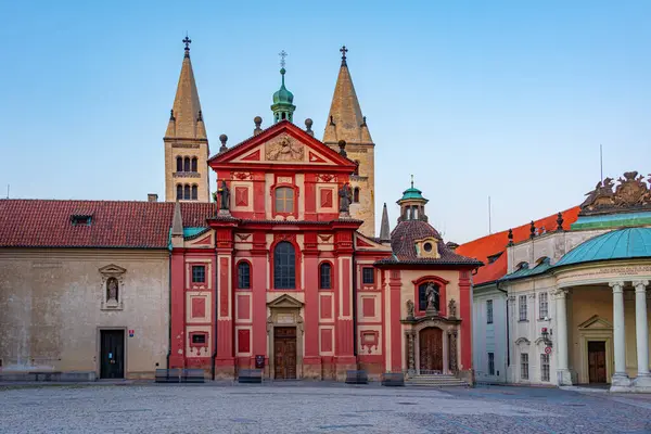 Çek Cumhuriyeti Prag kalesindeki Aziz George Manastırı 'nın günbatımı manzarası.
