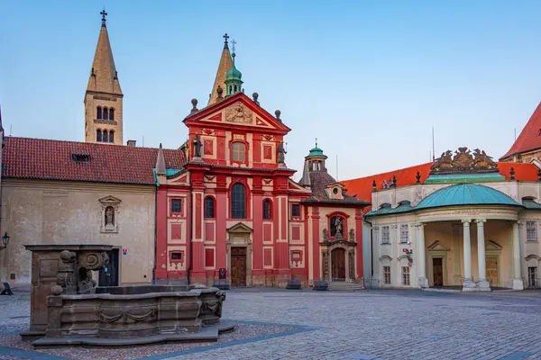 Çek Cumhuriyeti Prag kalesindeki Aziz George Manastırı 'nın günbatımı manzarası.