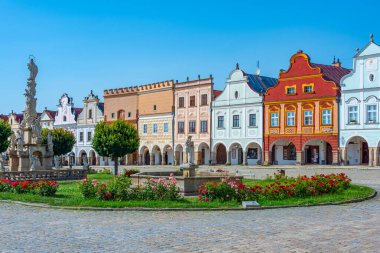 Çek Cumhuriyeti 'nin Telc kentindeki tarihi meydanda renkli evler.