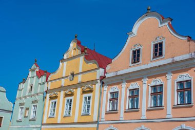 Çek Cumhuriyeti 'nin Telc kentindeki tarihi meydanda renkli evler.
