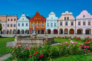 Çek Cumhuriyeti 'nin Telc kentindeki tarihi meydanda renkli evler.