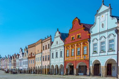 Çek Cumhuriyeti 'nin Telc kentindeki tarihi meydanda renkli evler.