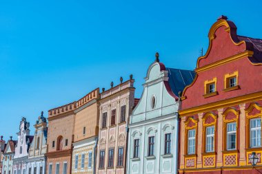 Çek Cumhuriyeti 'nin Telc kentindeki tarihi meydanda renkli evler.