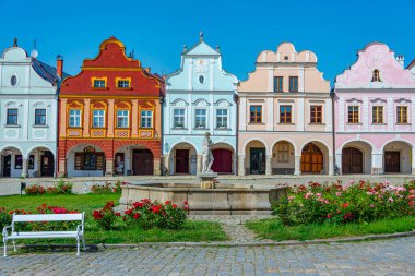 Çek Cumhuriyeti 'nin Telc kentindeki tarihi meydanda renkli evler.