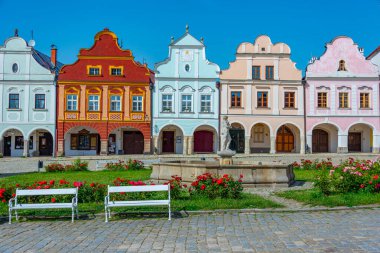 Çek Cumhuriyeti 'nin Telc kentindeki tarihi meydanda renkli evler.