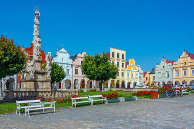 Çek Cumhuriyeti 'nin Telc kentindeki tarihi meydanda renkli evler.