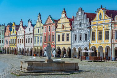Çek Cumhuriyeti 'nin Telc kentindeki tarihi meydanda renkli evler.