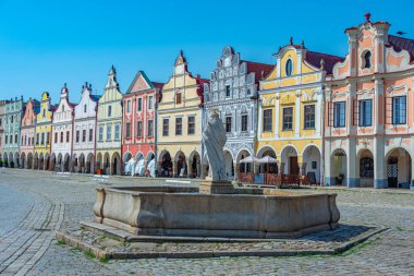Çek Cumhuriyeti 'nin Telc kentindeki tarihi meydanda renkli evler.