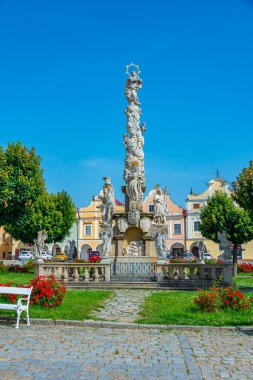 Çek Cumhuriyeti 'nin Telc kentindeki tarihi meydanda renkli evler.