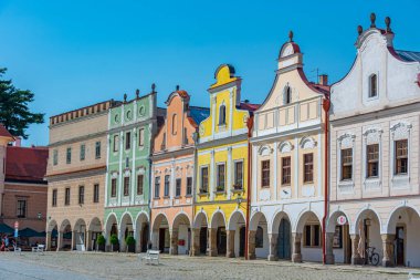 Çek Cumhuriyeti 'nin Telc kentindeki tarihi meydanda renkli evler.