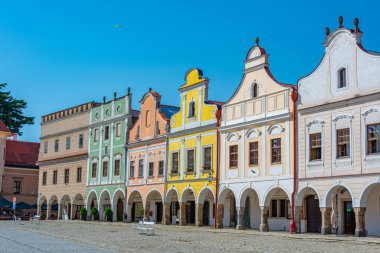 Çek Cumhuriyeti 'nin Telc kentindeki tarihi meydanda renkli evler.