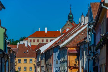 Çek Cumhuriyeti 'nin Trebic kentindeki renkli bir sokakta güneşli bir gün.