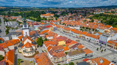 Çek Cumhuriyeti 'nin Trebic şehrinin yaz panoraması.