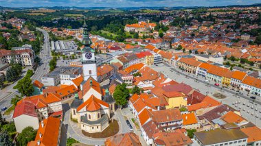 Çek Cumhuriyeti 'nin Trebic şehrinin yaz panoraması.