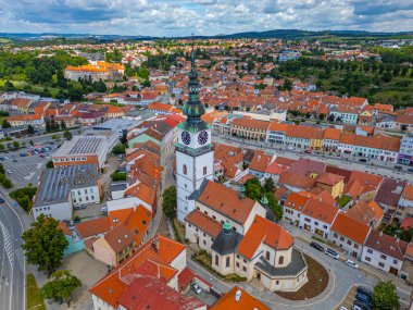 Çek Cumhuriyeti 'nin Trebic şehrinin yaz panoraması.