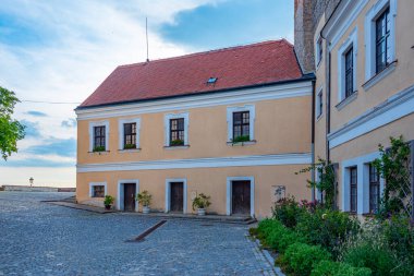 Çek Cumhuriyeti 'nin Mikulov kalesinin günbatımı görüntüsü.