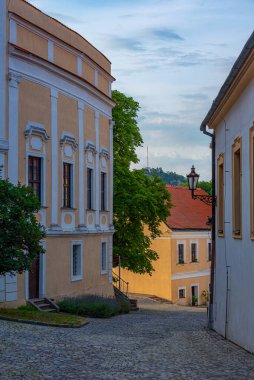 Çek Cumhuriyeti 'nin Mikulov kalesinin günbatımı görüntüsü.