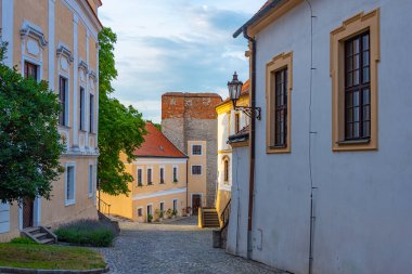 Çek Cumhuriyeti 'nin Mikulov kalesinin günbatımı görüntüsü.