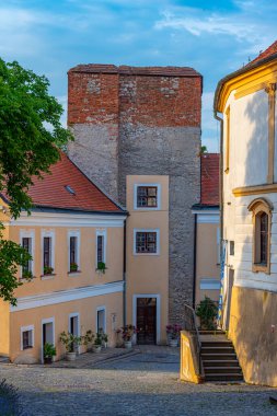 Çek Cumhuriyeti 'nin Mikulov kalesinin günbatımı görüntüsü.