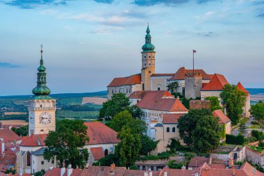 Çek Cumhuriyeti 'nden Mikulov' un günbatımı manzarası.