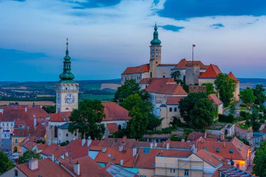 Çek Cumhuriyeti 'nden Mikulov' un günbatımı manzarası.