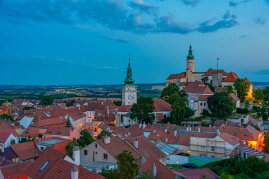 Çek Cumhuriyeti 'nden Mikulov' un günbatımı manzarası.