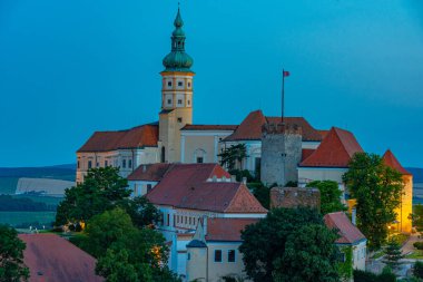 Çek Cumhuriyeti 'nden Mikulov' un günbatımı manzarası.