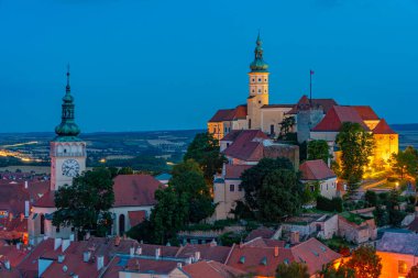 Çek Cumhuriyeti 'nden Mikulov' un günbatımı manzarası.
