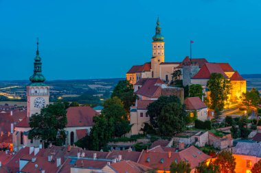 Çek Cumhuriyeti 'nden Mikulov' un günbatımı manzarası.