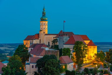 Çek Cumhuriyeti 'nden Mikulov' un günbatımı manzarası.