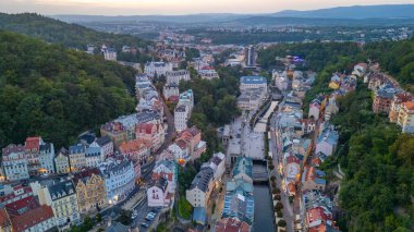 Çek Cumhuriyeti 'nin Karlovy Vary kentindeki Tepla Nehri ve Termal Otel' in günbatımı manzarası.