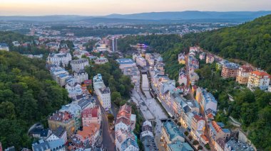 Çek Cumhuriyeti 'nin Karlovy Vary kentindeki Tepla Nehri ve Termal Otel' in günbatımı manzarası.