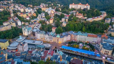 Çek Cumhuriyeti 'nde Karlovy Vary' nin günbatımı manzarası.